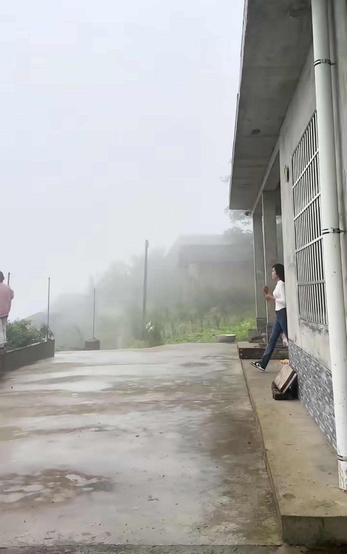 我把爸妈接来身边赡养整整7年。上个月弟弟来家里吃饭，突然开口跟我说：姐，爸妈每个