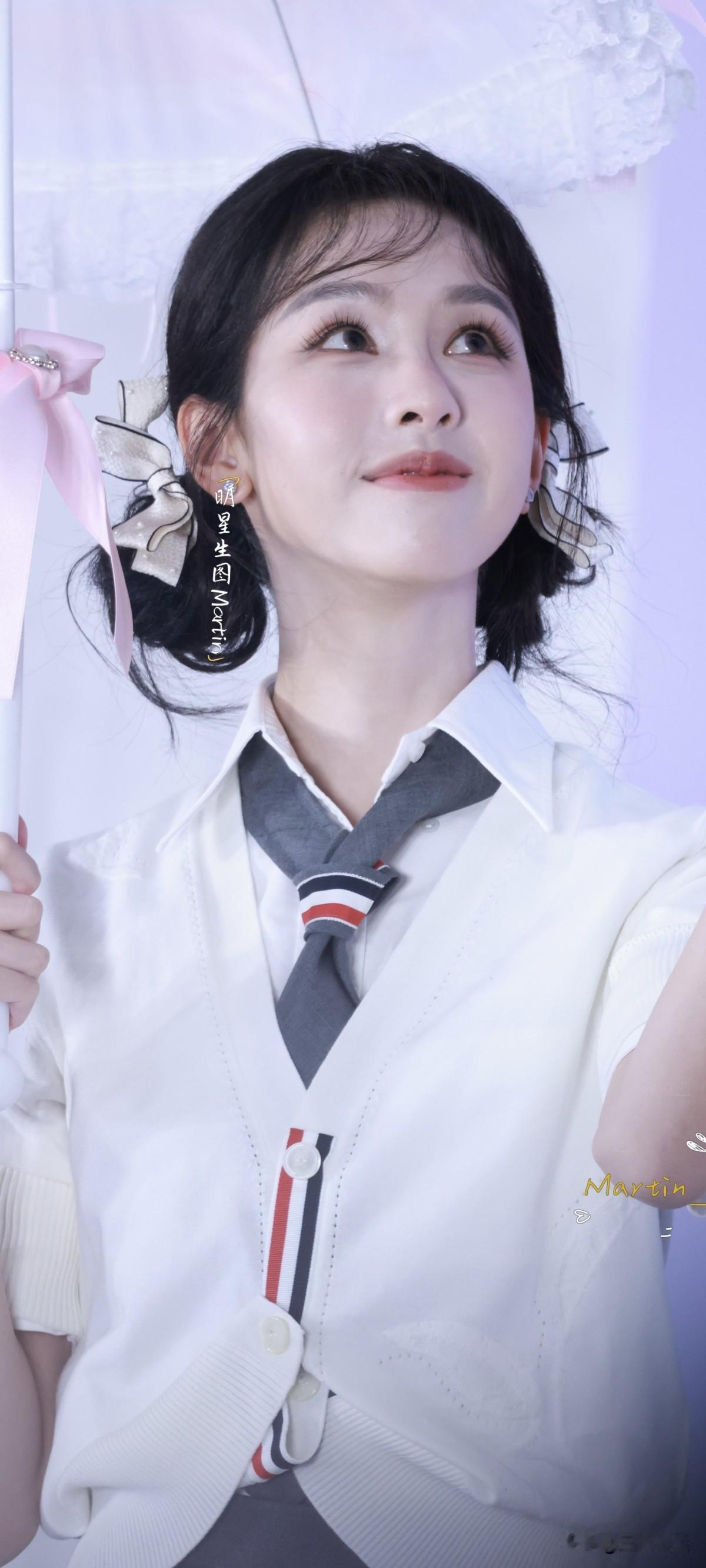 陈都灵251109倩碧站台生图掉落~今天是初中生嘟嘟！！！兔子学姐的美貌真的