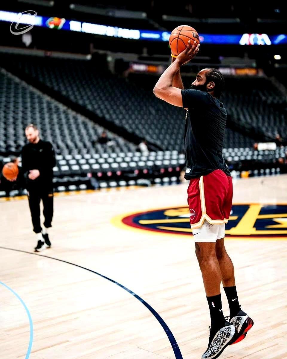 米切尔身边换了个哈登，直接掀翻了丹佛高原。全场撕咬，比分死死胶着。最后读秒