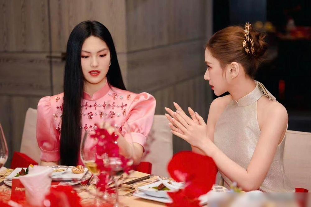 原来许我耀眼没骗我，有钱人的头发真的像绸缎一样光滑！李湘这次又带王诗龄去晚宴