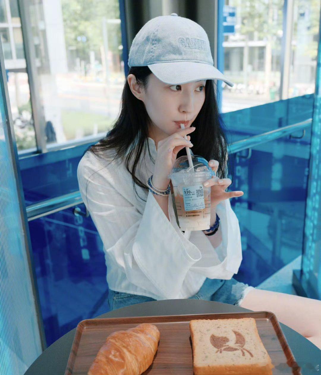 刘亦菲素颜女大没有厚重滤镜，没有精致妆容，就是简简单单喝杯咖啡，但那种扑面而来的