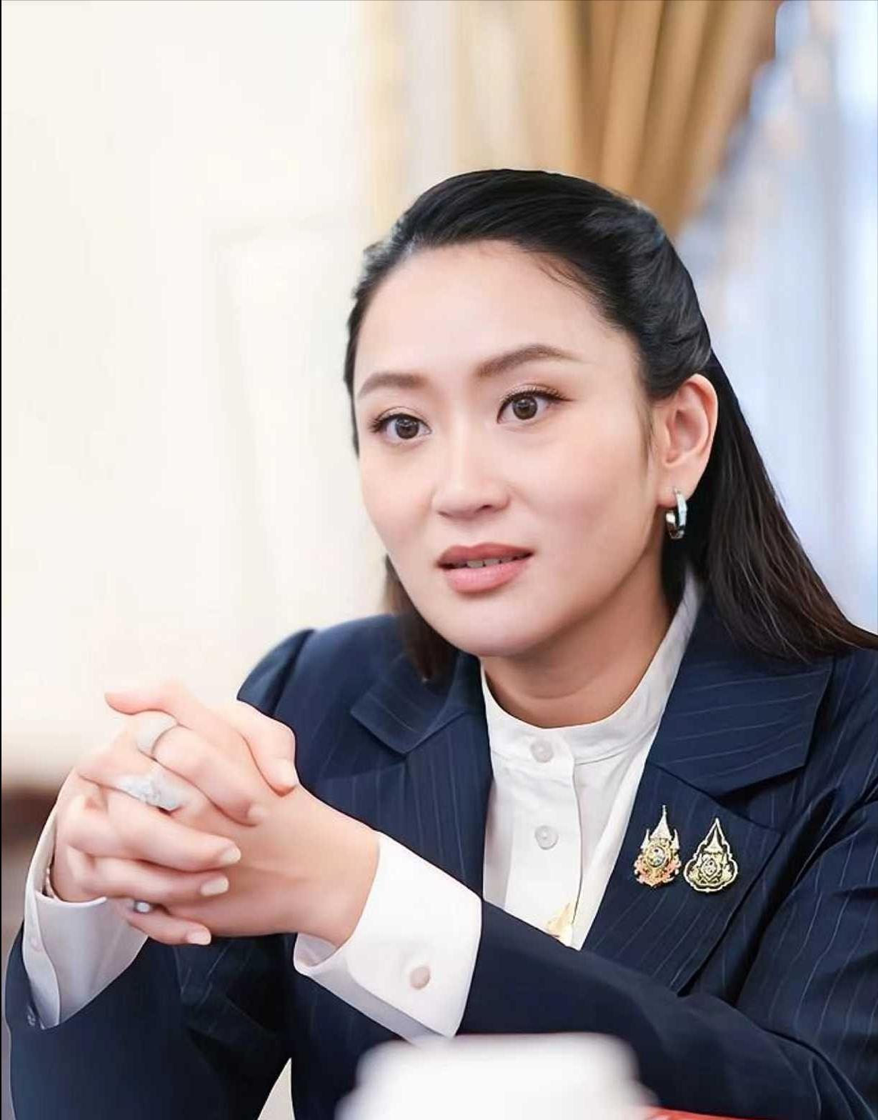 佩通坦跟姑姑英拉的情况完全不同，两人虽然都是被解职了总理的职位。但英拉还涉及到了