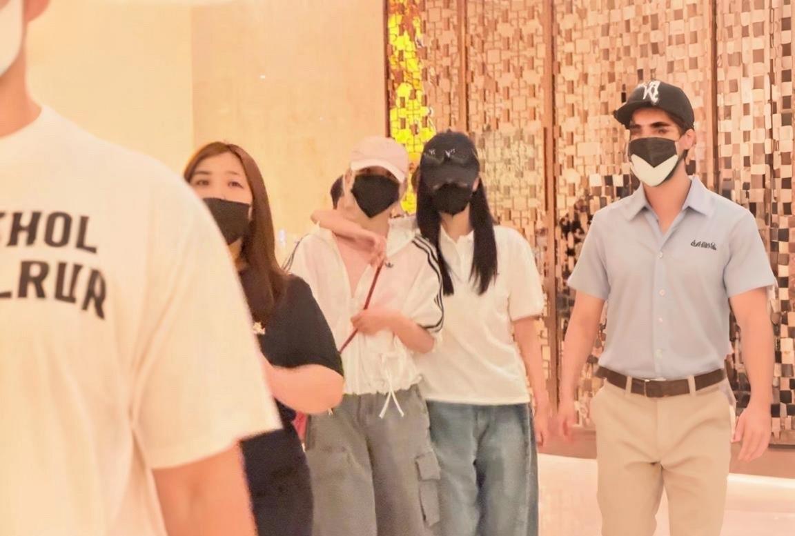 2025年6月19日，白鹿与宋雨琦在澳门录制《跑男》下班后相约逛街，被网友偶遇。
