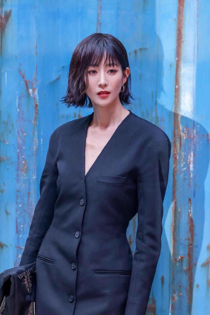 今天张钧甯在出席时尚活动的时候搭配了一件深色的裙子，看上去非常的有个性。她这