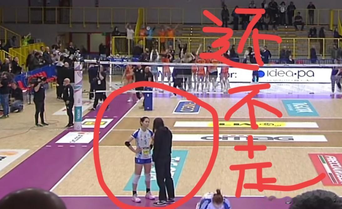 庄宇珊太想赢这场球了[捂脸哭]瞧，空荡的球场，只剩下她还疲倦地站在那里，双手扶腰