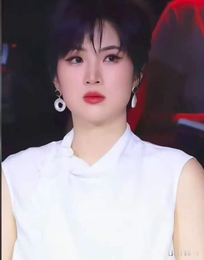 姚安娜在演戏方面确实太吃亏了！为什么呢，姚安娜身高，身材，打扮都没问题，干净利落的短发，更增添了几分