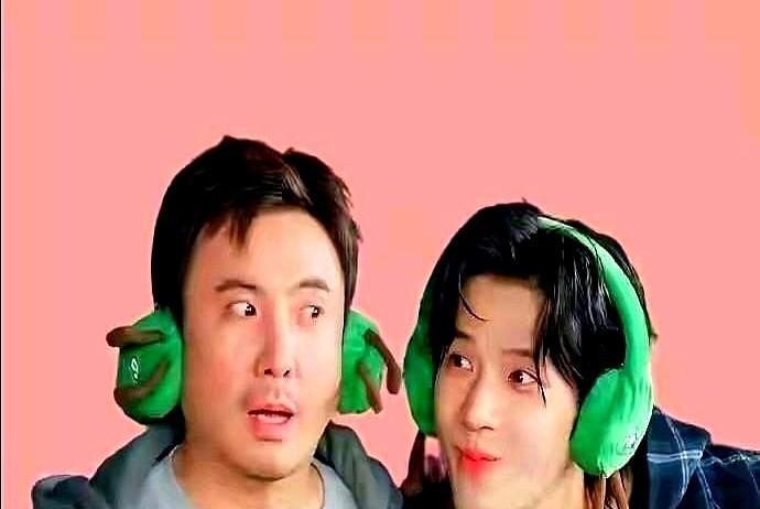 那声打断，刺耳。汇报戛然而止。会议室空气凝成冰。我们都见过那个“场”。饭