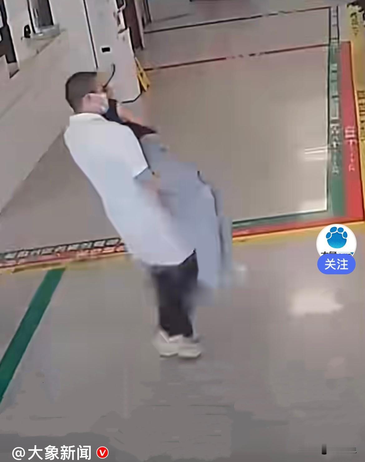 近日，四川绵阳一名女子因为严重皮肤过敏，全身发痒难受，独自来到医院急诊准备挂号看