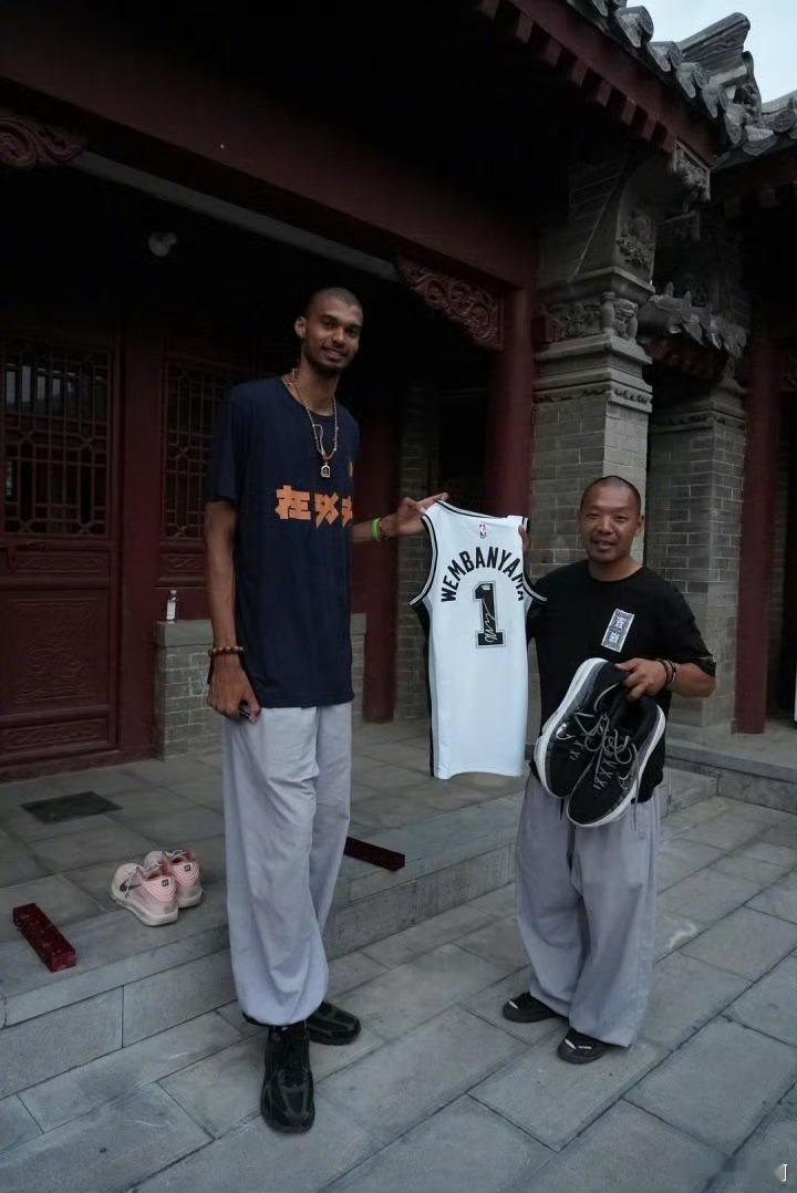 少林寺师傅恭喜文班闯进总决赛文班亚马2025年在少林寺进行修行的师傅“延安”更