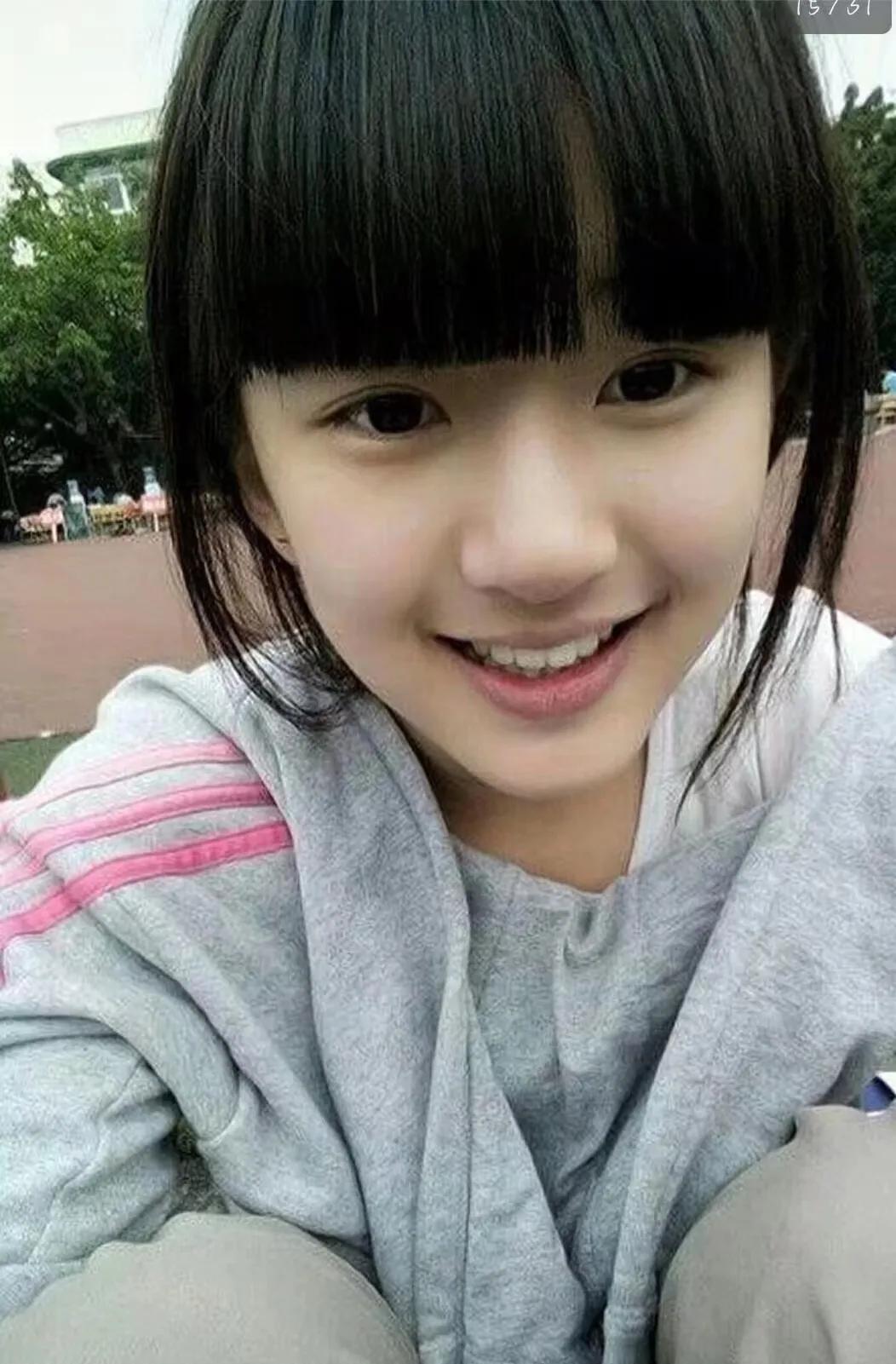少女时期的赵露思，圆乎乎的脸蛋可讨喜了，看着就有福气。#赵露思#