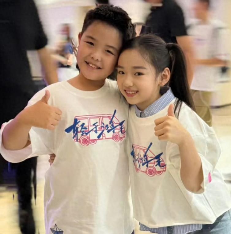 佟丽娅儿子和董璇女儿同框颜值太高，两个星二代实在太养眼了！佟丽娅的儿子朵朵（