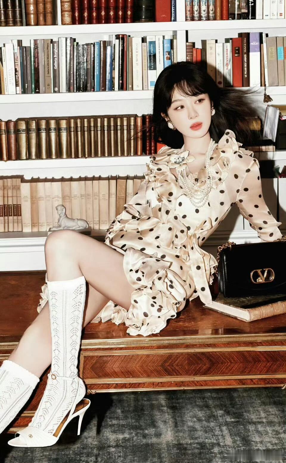 杨紫的身材还是可以的，大长腿好看