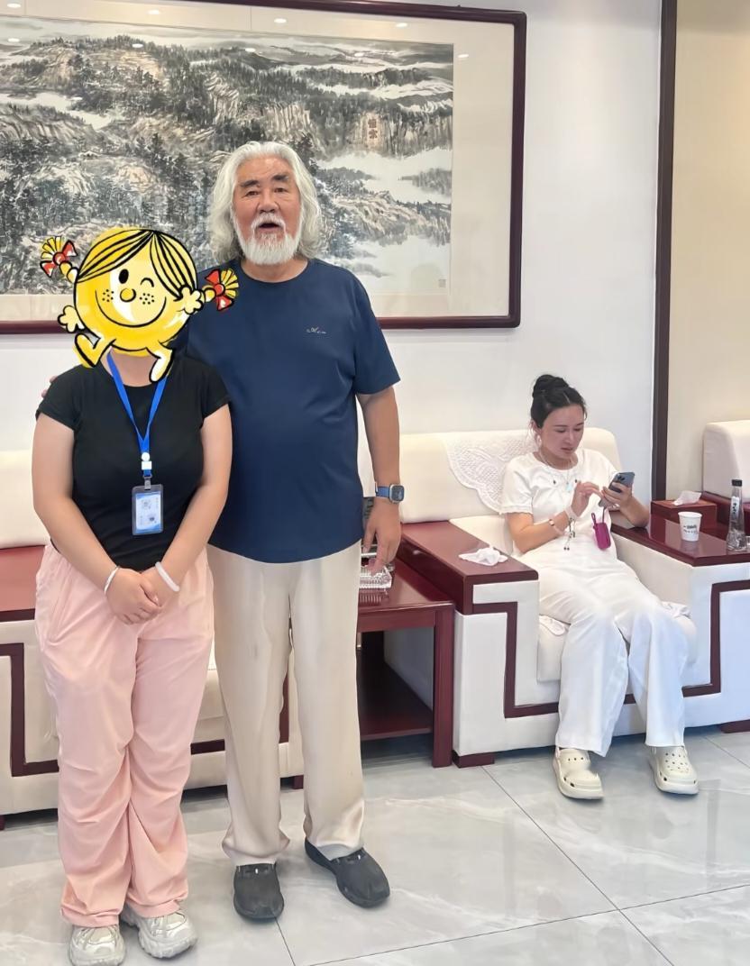 74岁张纪中和小娇妻一起到山西省旅游，杜星霖穿着一身白色休闲服，脚踩洞洞鞋，打扮