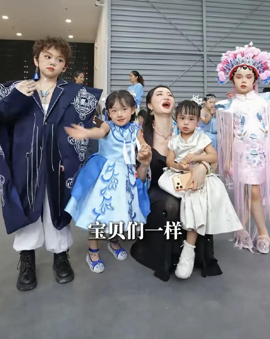杭州浙江潮童星的童模比赛落幕，小闪闪荣获荣誉奖。只见闪闪十分上镜，模样可爱动人。