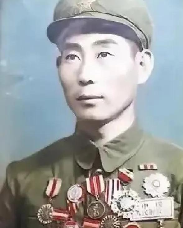 1948年平津战役夜行军，小战士平太信半路请假解手，意外撞见一个戴钢盔的黑影。他