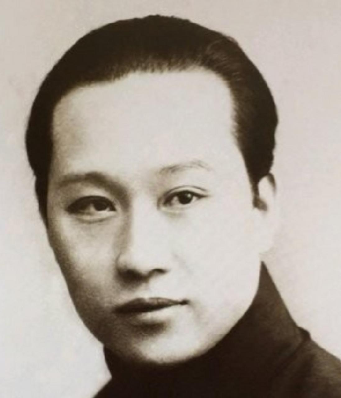 1918年，京剧名角荀慧生成亲，进了新房后，急不可耐地把新娘抱到床上。没想到，红