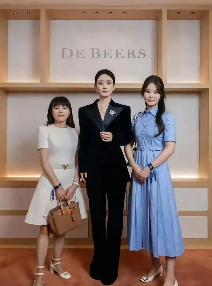 现在才发现，明星和素人合照区别好大，看看赵丽颖和周冬雨就知道了​​​