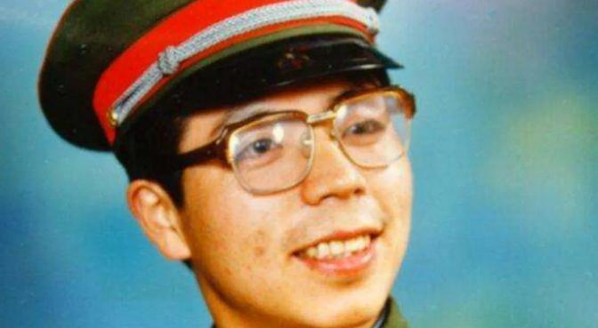 1984年，对越战争中，战士陈洪远不慎与部队走散，正当他茫然无措时，他突然发现一