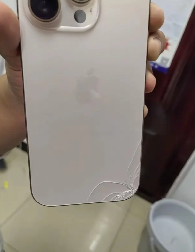 喝醉酒把手机摔后壳玻璃摔碎了，今天去售后问了一下，换后玻璃要1700块钱，一个普