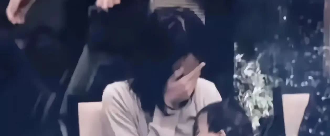 当年离婚王菲把窦靖童紧紧搂在怀里，小小的人儿还不懂妈妈为何颤抖。她平