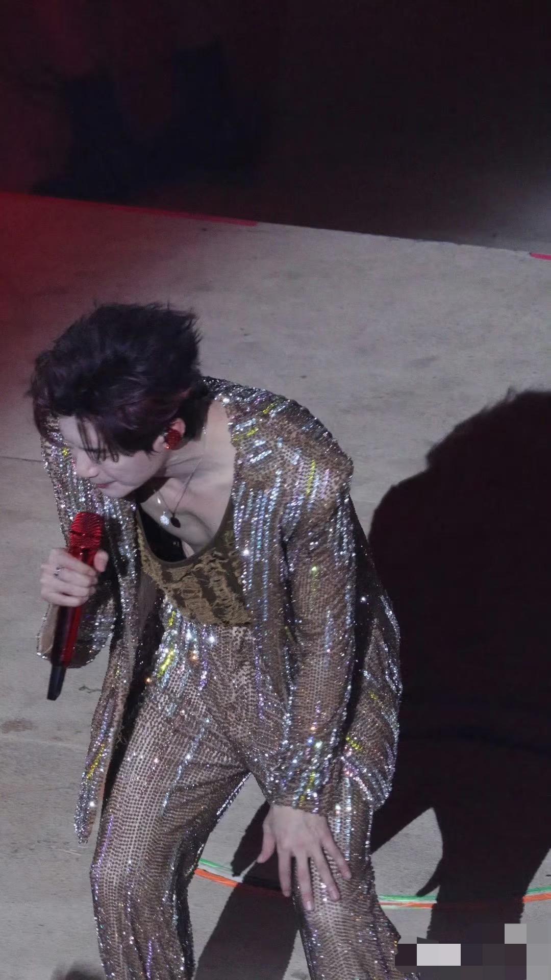 陈楚生回家打开🍠一看！天塌了😃估计他根本就没想到歌迷会如此深扒每一帧照片，