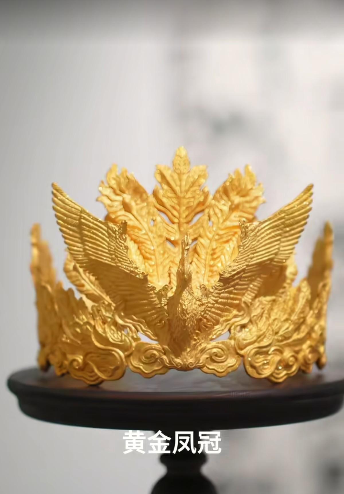 4斤黄金凤冠给物主、美术馆和小男孩及家长都上了一课啊！罩子没固定，孩子确实碰到