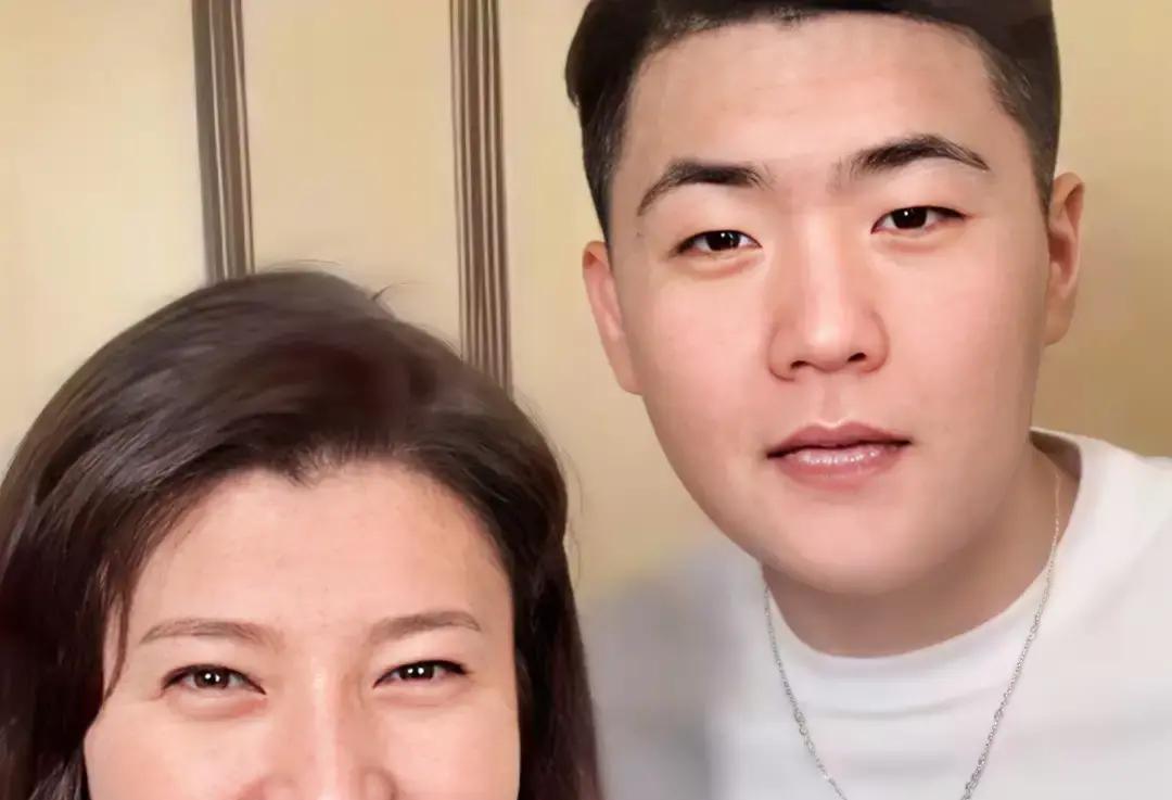 闫学晶一罐酸黄瓜，直接掀翻了她儿子的公关桌。2023年明星带货投诉暴涨，这母子俩