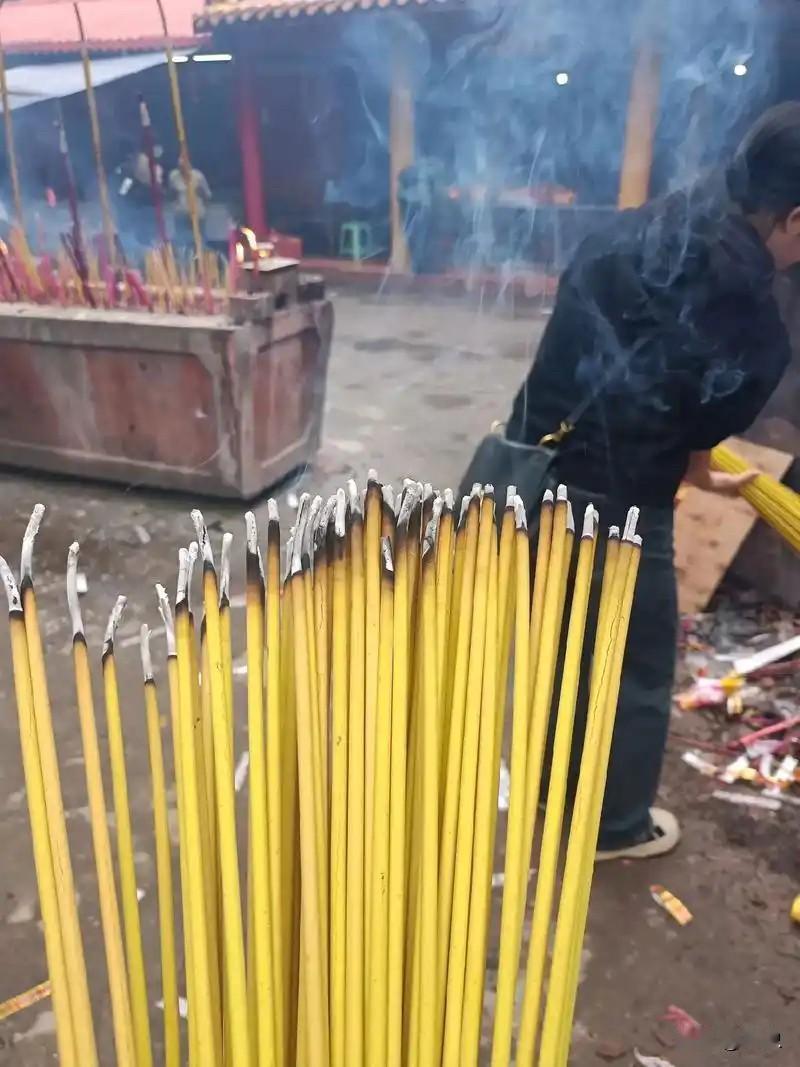 佛说：若以色见我，以音声求我，是人行邪道，不能见如来。那我们这些人去寺庙烧香