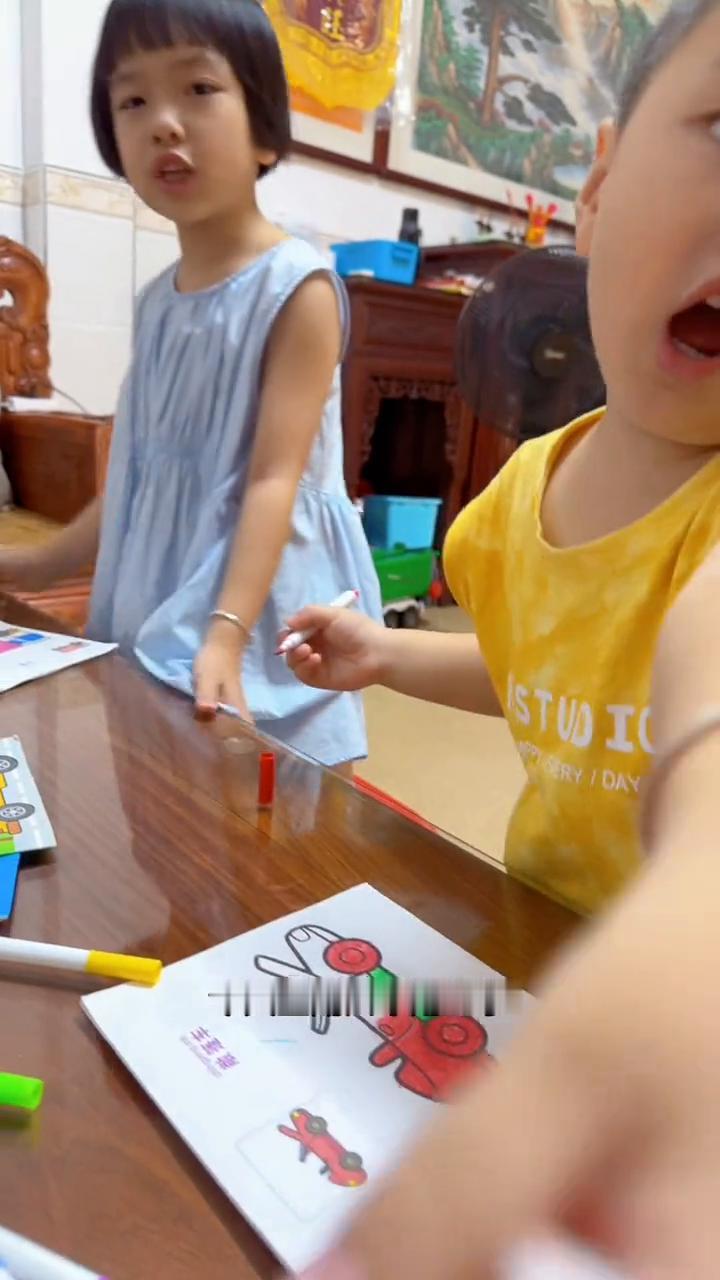 吃完早餐都在画画了，今天星期六不用上学，坐在上面桌子上画了。在这里没有淡黄色，其