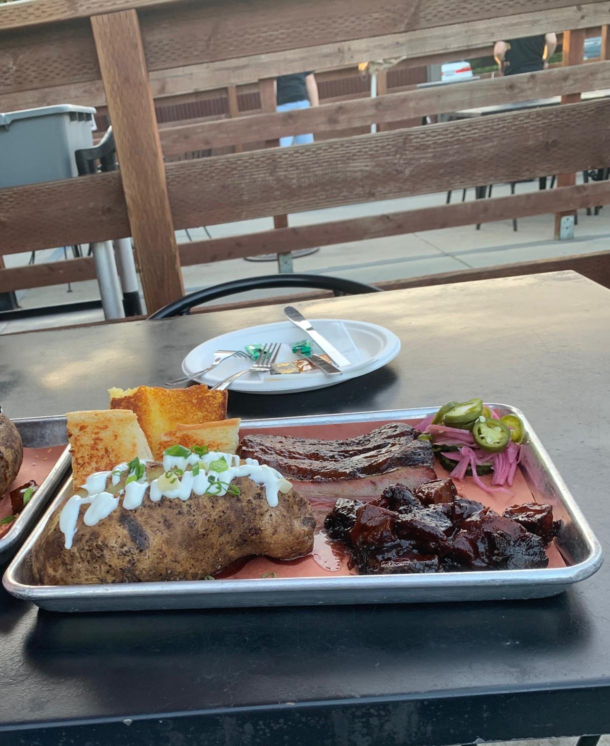 有人说，盘要大，菜要少，空白地方放根草。这就是西餐。真的是这样吗？有的时