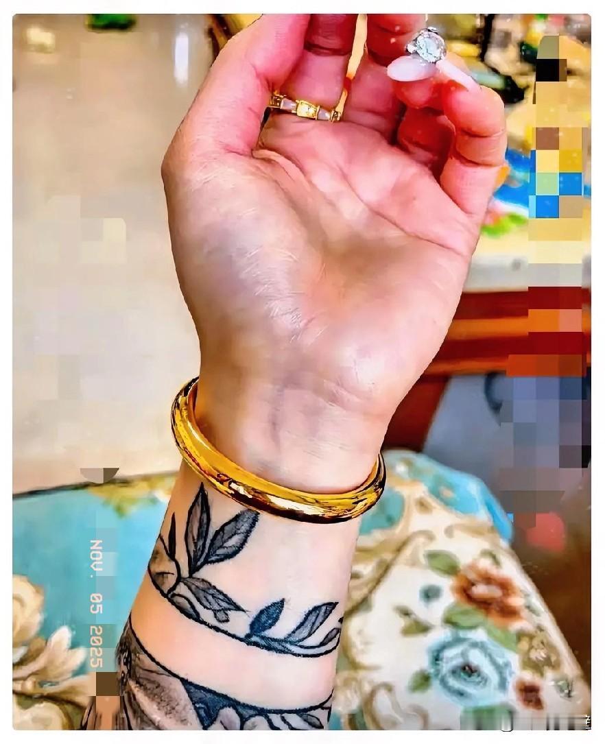 一夜之间，金价就彻底失控了！11月5日，一只98克镯子，随随便便就是10万