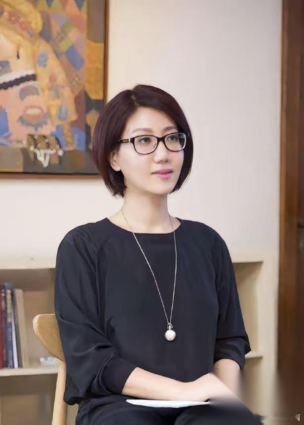 易立竞采访向佐火了查了一下才知道她可不是一个普通的主持人原来她采访过这么多