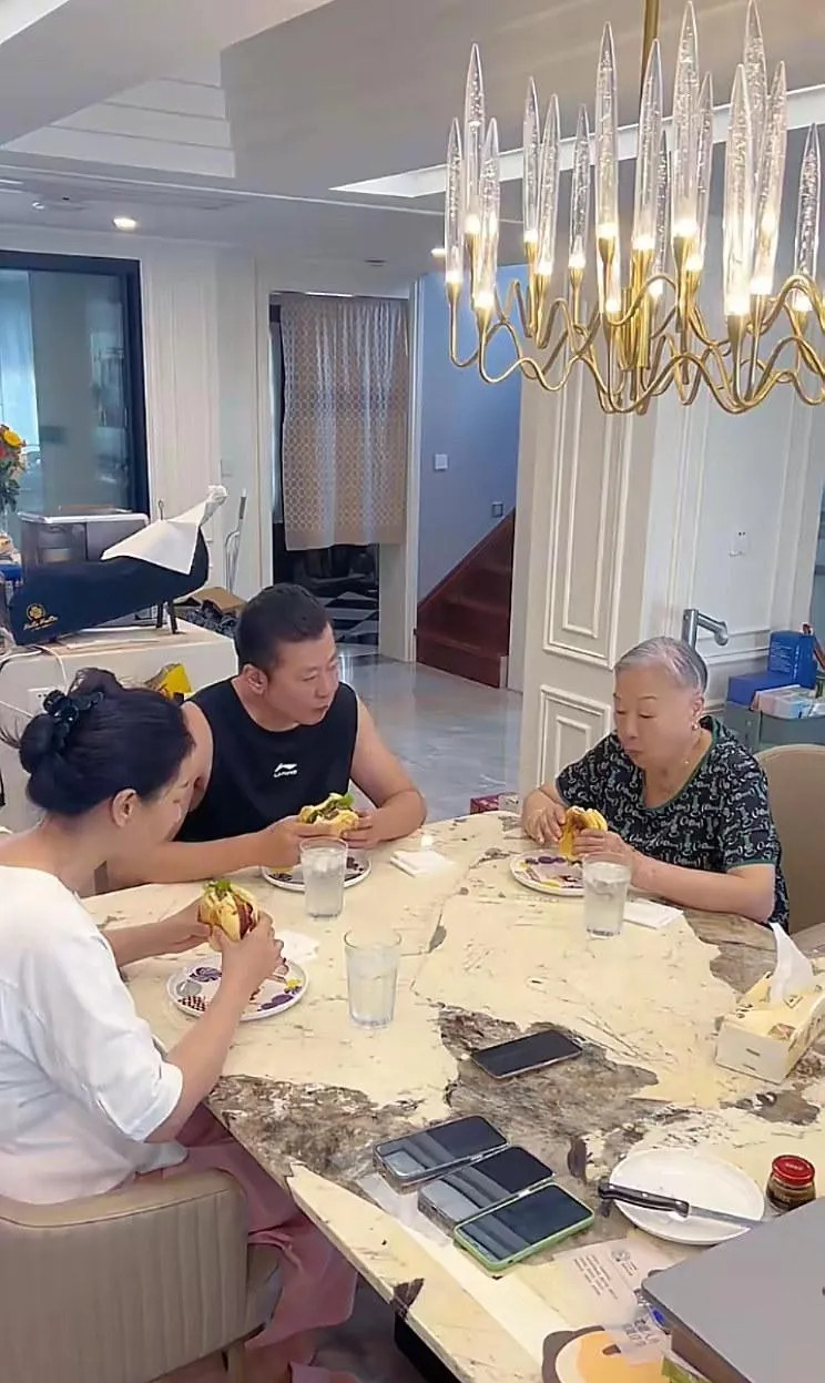 60岁老戏骨孙思瀚icon住在上海icon独栋别墅，房子一共四层，院子大得能踢足