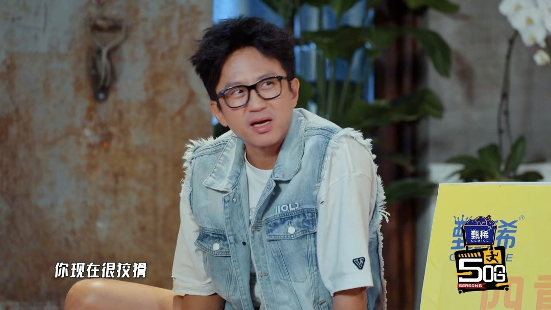谁懂邓超这发型的含金量？乱得那么有层次，乱得那么有灵魂！黑框眼镜一戴，更是把那种