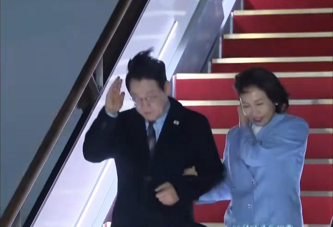 李在明夫妇深夜抵韩，金惠景走下舷梯笑得好甜。1月7日晚上，结束为期四天的访华