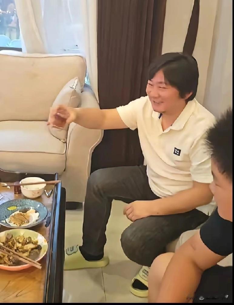 哈哈哈哈哈，张雪没有私房钱请吃了，只能躲在家里庆祝！确实没有私房钱了！据小道
