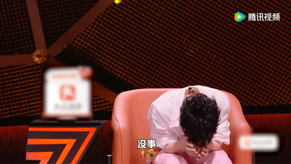 周深听粉丝追星经历当场爆哭 谁能不被周深和歌迷双向奔赴打动，粉丝倾尽心意长久守候