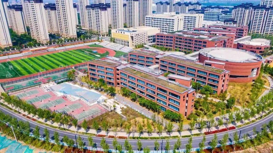 西安有五大名校，西咸也有五大名校。西咸五大名校：交大创新港中学铁一金湾学校