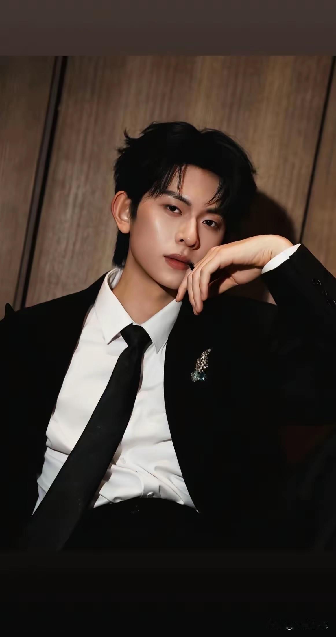 短剧男演员中最帅的当属陈天祥，他五官精致可爱，演技真心不错。我第一次被他吸引，是