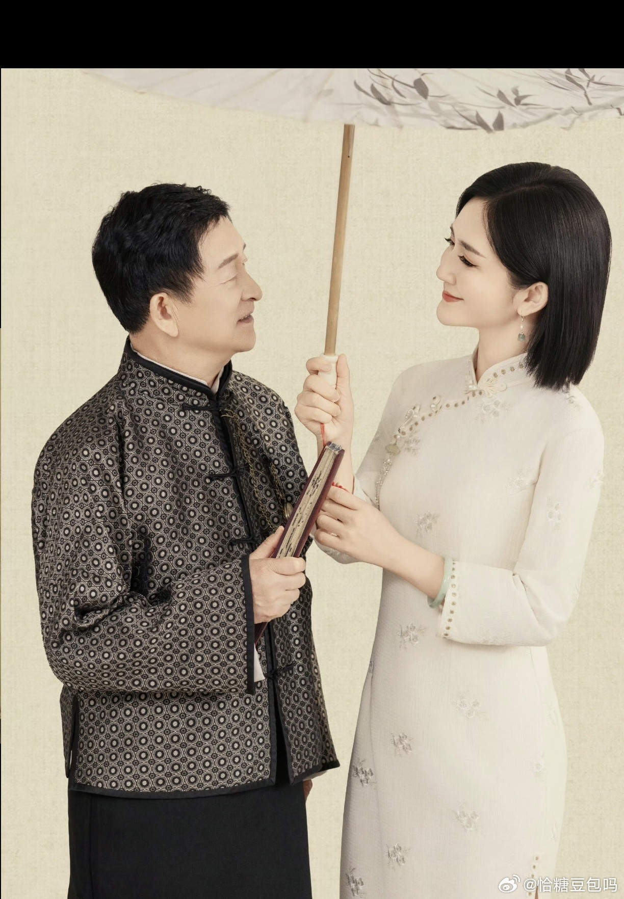 谢娜为爸妈金婚五十周年拍的全家福太有爱了！母女俩穿红、白旗袍的样子又典雅又养眼，
