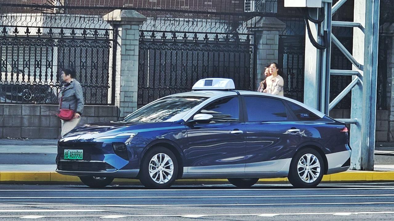 从目前的趋势来看，荣威D6大概率会成为上海下一代出租车的主力车型。最早是私营