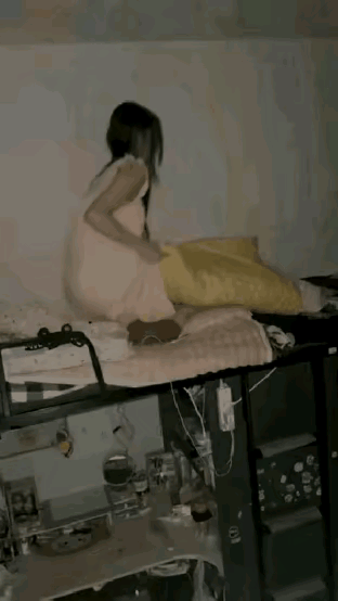 小姐姐这个动作一般人真的做不来，太危险了吧。