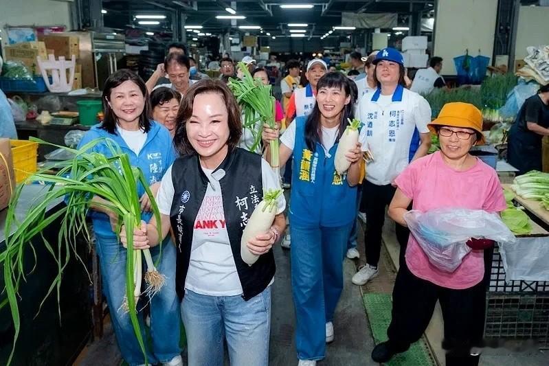 柯志恩凌晨发动“市场陆战日”自信会赢国民党高雄市长候选人柯志恩今天（1日）凌