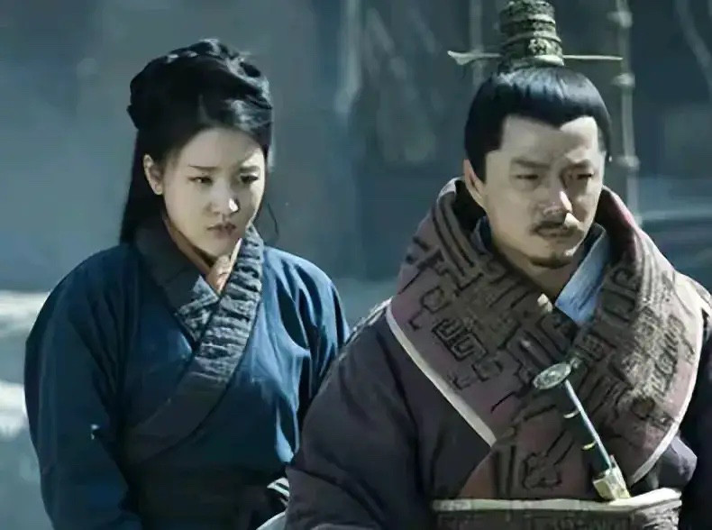 你说韩信这人怪不怪？帮过他的人，他记恨一辈子，侮辱过他的人，反倒得了高官厚禄。亭长让他白吃白喝好几个