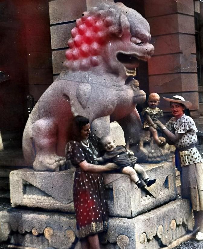 1952年，旅顺苏联海军军官的家属带着孩子玩耍。她们渐渐将旅顺当成了自己的家。原