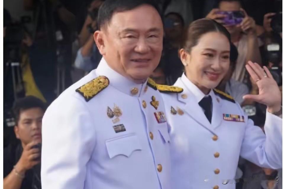 这几天泰国政坛又热闹起来了，原因：一是他信接连参加几场活动，并在一个公司的周年庆
