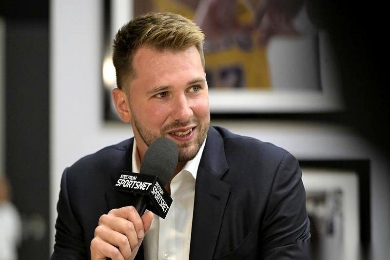 东契奇说湖人老大还是詹姆斯。我看到这句话，第一反应不是“这小子真谦虚”，而是“