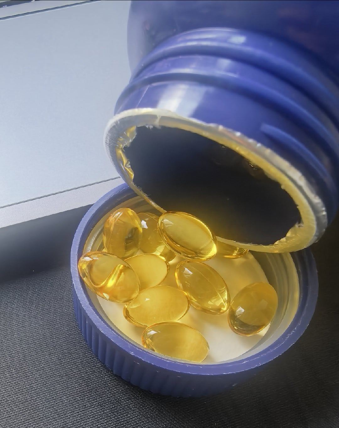 话说大家有没有一直坚持在吃的补剂呀？我说一个我的吧，鱼油。断断续续总算坚持下来了