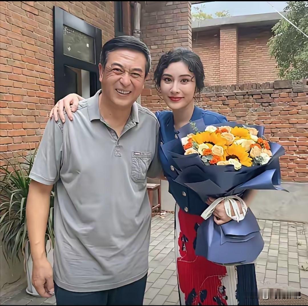 仔细看，左边的是张嘉译，右边的美女是谁？看她的容貌比王海燕还漂亮，细眉飞扬，明