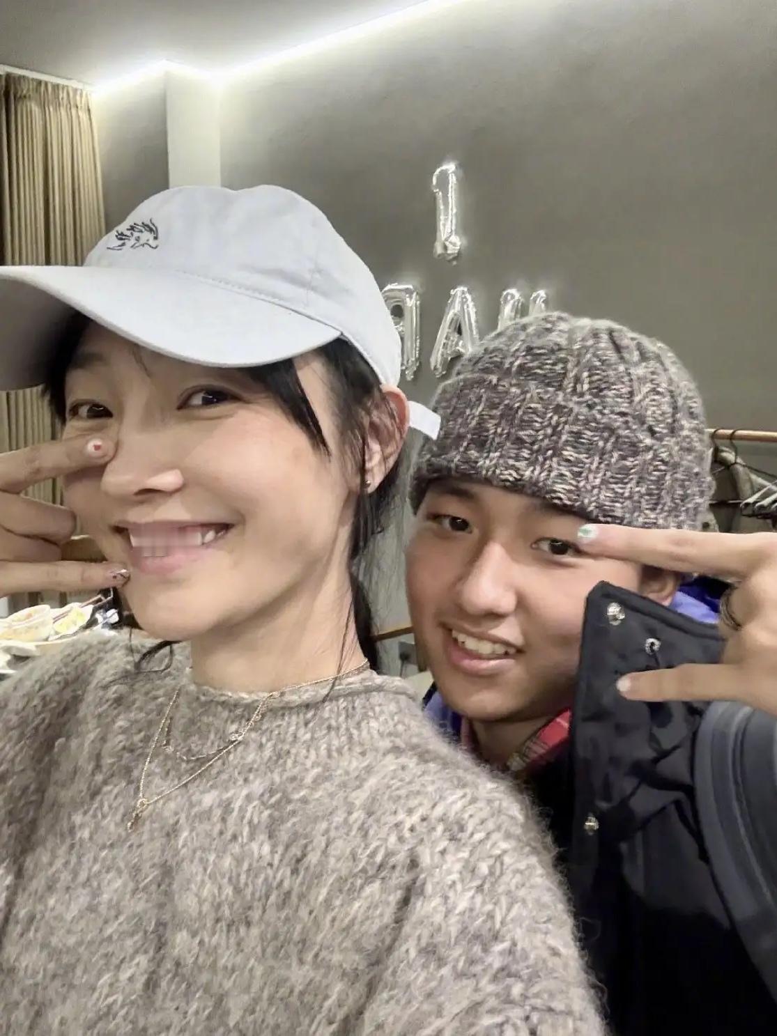 我想说，白百何的儿子染美甲，形象大折扣。本来母子同框，挺温馨的画面，特别